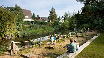 Sitzgelegenheiten am Mühlenbach im Kulturhof Deitmar
