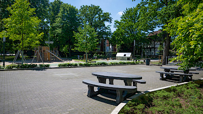 Spielplatz mit vielen Picknickplätzen im Kulturhof Deitmar