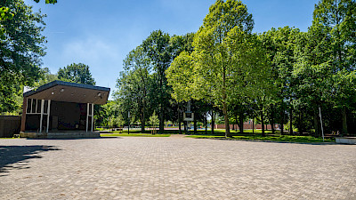 Die Festwiese mit der Konzertmuschel im Kulturhof Deitmar