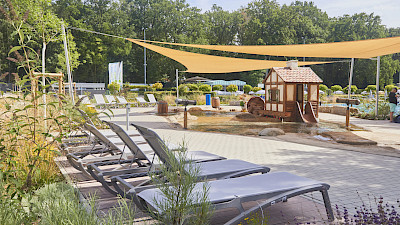 Ruime zonneterrassen bij het openluchtzwembad, Waldbad Emsdetten