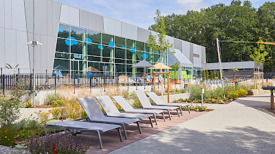 Großzügige Sonnenterrassen im Freibad, Waldbad Emsdetten