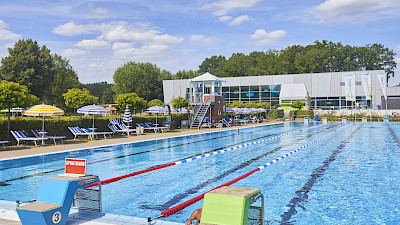 Het zwembad voor kinderen in het openluchtzwembad Waldbad Emsdetten