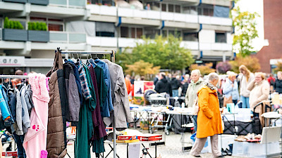 Flohmarkt auf dem Rathausplatz in Emsdetten