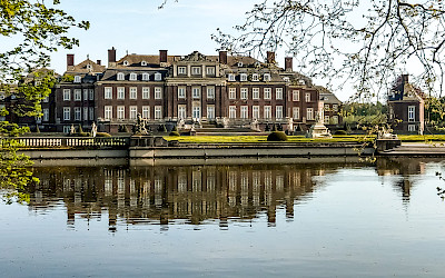 Schloss Nordkirchen, das „Westfälische Versailles“, zeigt sich im Frühling als barockes Ensemble mit Wassergräften und weitläufigem Grün.