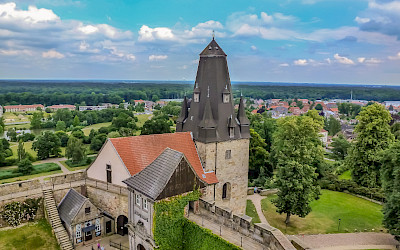 Die Burg Bentheim liegt hoch über den Münsterland